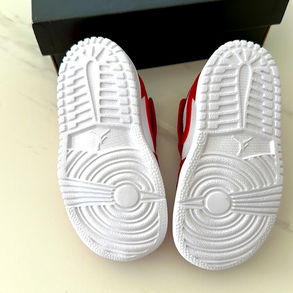 Toddler Jordan’s sneaker - Picture 3 of 5